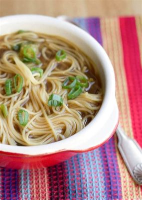  「三門峡の老麺」：香ばしい小麦粉の風味が織りなす、濃厚でクリーミーなスープ！